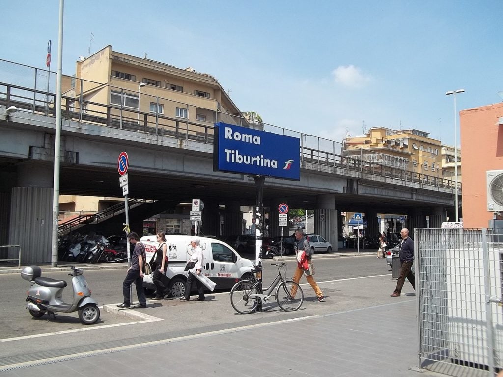 Aggressione a Stazione Tiburtina. FdI: “Situazione immigrati allo sbando”